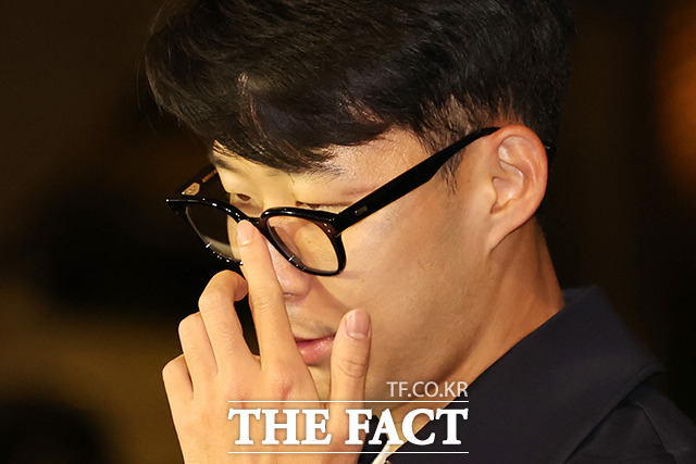 안와골절로 수술을 받았던 대한민국 축구대표팀 주장 손흥민이 16일(현지시간) 카타르 도하 하마드 국제공항 입국장에서 취재진과 만나 카타르월드컵 출전에 대한 각오를 밝히고 있다. /도하=뉴시스