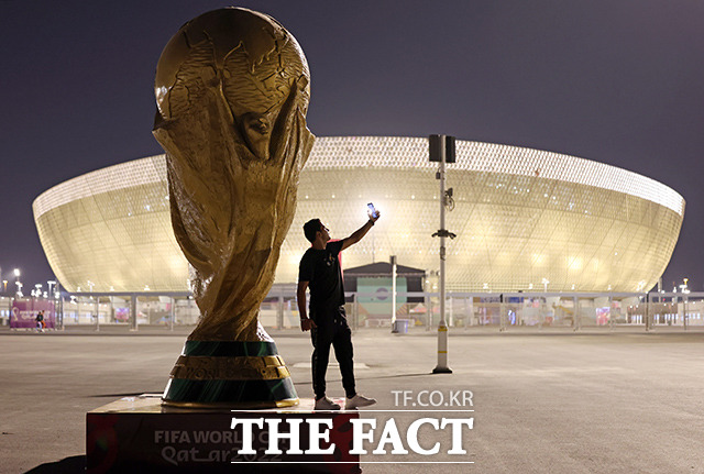 2022 카타르월드컵 개막을 닷새 앞둔 15일(현지시간) 카타르의 수도 도하의 루사일 대로를 찾은 축구팬 및 관광객들이 월드컵 분위기를 즐기고 있다. /도하=뉴시스
