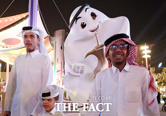 2022 카타르 월드컵 개막을 닷새 앞둔 지난해 11월 15일(현지시간) 카타르 수도 도하의 루사일 대로를 찾은 축구팬과 관광객들이 월드컵 분위기를 즐기고 있다. /도하=뉴시스
