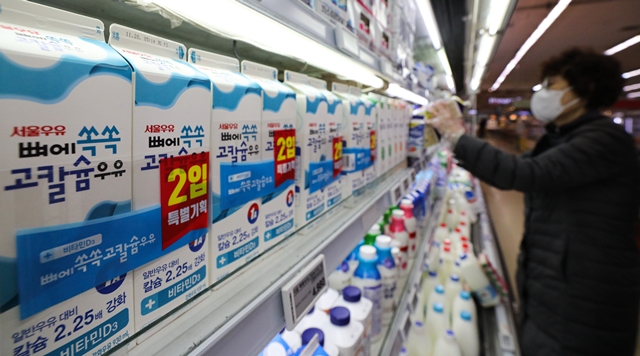 원유 가격 인상이 반영되면서 17일부터 우윳값이 줄줄이 인상되고 있다. 사진은 서울 시내 대형마트에 진열된 우유 모습. /뉴시스 제공
