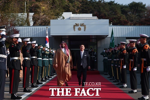 2022년 11월 17일 윤석열 대통령이 무함마드 빈 살만 사우디아라비아 왕세자 겸 총리와 회담 및 오찬을 마친 뒤 나서고 있다. /대통령실 제공