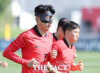  '검은 마스크 ' 손흥민, 카타르 입국 당일부터 훈련 합류 [TF사진관]