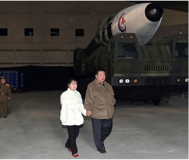 김정은 북한 국무위원장이 딸과 함께 ICBM 발사 현장을 살펴보고 있다. /노동신문 캡처.뉴시스