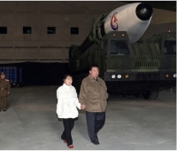  북한, 김정은 빼닮은 딸 첫 공개…ICBM 발사장에 손잡고 등장