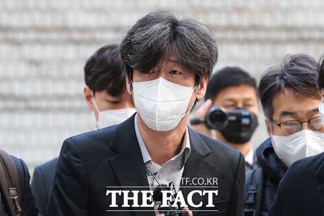 남욱 변호사가 21일 오전 서울 서초구 서울중앙지방법원에서 열린 대장동 개발 배임 혐의 관련 공판에 출석하고 있다. /뉴시스