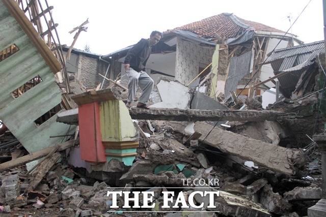 인도네시아 서자바주 치안주르에서 규모 5.6의 지진이 발생해 건물이 무너지면서 62명 이상이 사망하는 재난이 발생했다./치안주르(인도네시아)=신화.뉴시스