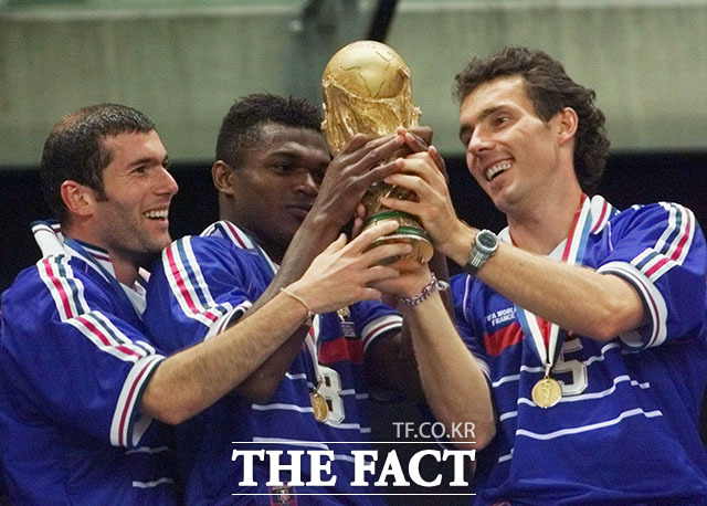프랑스 축구 국가대표팀 출신인 마르셀 드사이는 2022 카타르 월드컵이 가나가 우루과이에 설욕할 수 있는 적기라고 언급했다. 사진은 1998년 프랑스 월드컵 우승 당시 트로피를 들어 올리는 지네딘 지단, 드사이, 로랑 블랑(왼쪽부터)의 모습. /AP.뉴시스