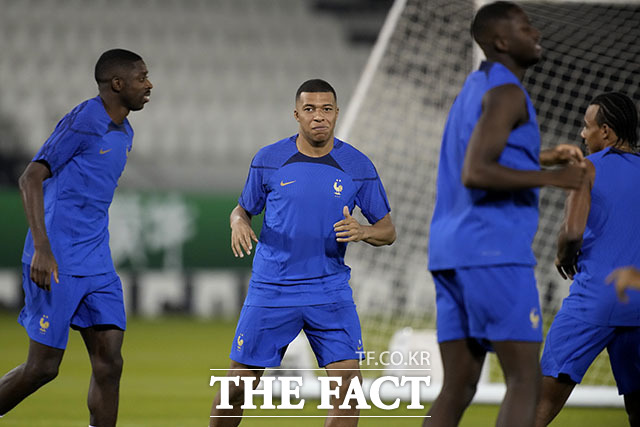프랑스가 호주를 상대로 23일 2022 카타르 월드컵 첫 경기에 출격한다. 훈련 중인 프랑스 대표팀 음바페(가운데). /도하(카타르)=AP.뉴시스