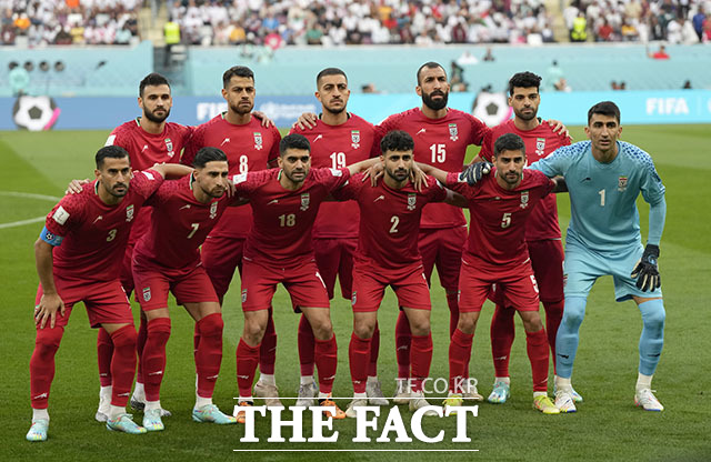 2022 카타르 월드컵에 출전한 이란 선수들이 21일 잉글랜드와 조별 리그 B조 1차전에 앞서 국가 제창을 거부하고 침묵을 지켰다. /도하(카타르)=AP.뉴시스