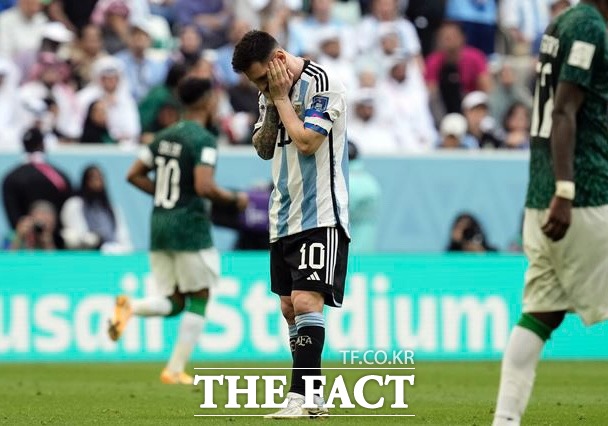 아르헨티나는 우승 후보라는 평가가 무색하게 22일 오후 7시(한국시간) 카타르 루사일 스타디움에서 열린 월드컵 C조 1차전에서 사우디아라비아에 1-2로 패배하며 충격을 안겼다. /알다옌(카타르)=AP.뉴시스