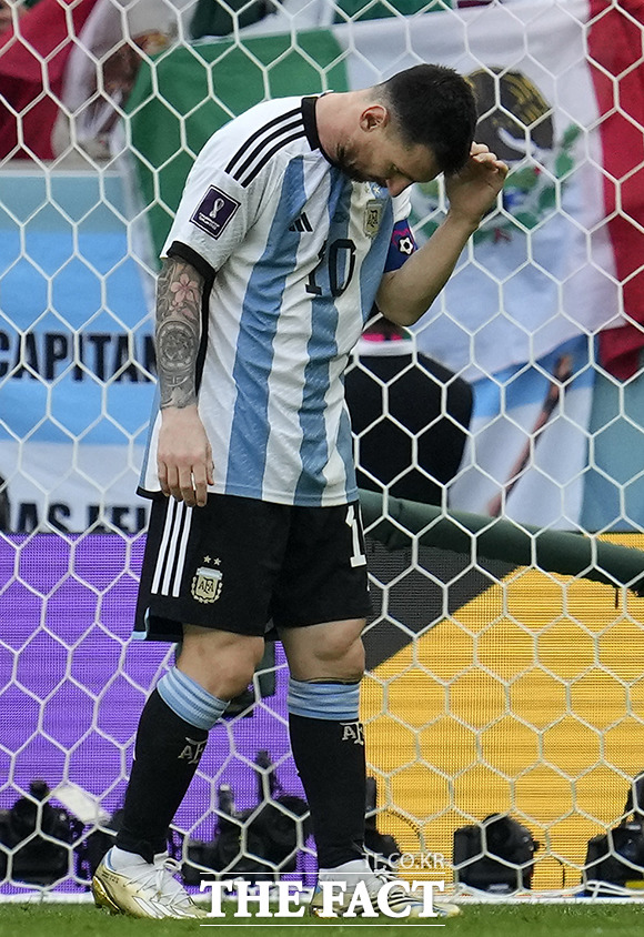 아르헨티나 메시가 22일 카타르 알다옌 루사일 스타디움에서 열린 2022 카타르 월드컵 조별리그 C조 1차전에서 사우디에 1-2로 패배한 뒤 고개를 숙이고 있다./알다옌(카타르)=AP.뉴시스
