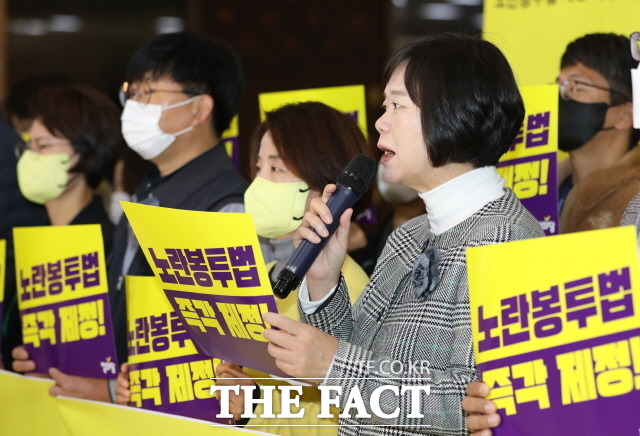 민주당이 노동 현안에 보다 적극적인 태도를 보여야 한다는 요구가 나온다. 16일 노란봉투법 제정 촉구 정의당 의원단 릴레이 1인 시위 선포 기자회견을 하고 있는 정의당 의원들. /국회사진취재단