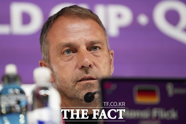 23일 독일의 한지 플리크 감독이 카타르 도하 뉴스 컨퍼런스에서 기자회견을 진행하고 있다. /도하(카타르)=AP.뉴시스