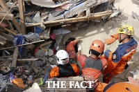  인도네시아, 규모 5.6 지진에 건물 무너져…최소 268명 사망 [TF사진관]