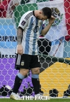  [월드컵 사진관] 메시도, 팬들도 고개 떨군 '우승후보' 아르헨티나