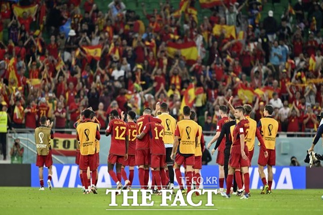 24일 스페인 선수들이 카타르 도하의 앗수마마 스타디움에서 열린 월드컵 조별리그 E조 1차전에서 승리하고 기뻐하고 있다. /도하(카타르)=AP.뉴시스