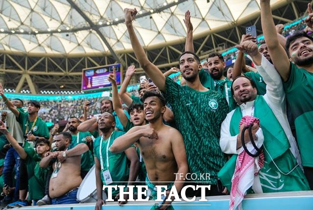 사우디아라비아 축구 팬들이 마스크를 착용하지 않은 채 지난 22일 오후 7시(한국시간) 카타르 루사일 스타디움에서 열린 월드컵 C조 1차전을 응원하고 있다. /알다옌(카타르)=AP.뉴시스