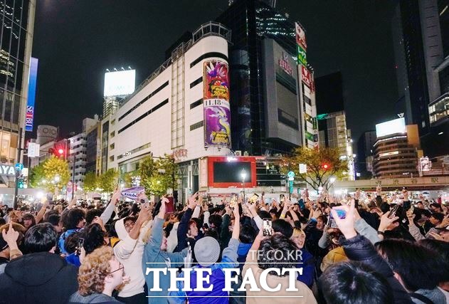 일본 산케이신문 등에 따르면 도쿄 시부야 거리는 수많은 인파가 몰려 함께 환호하는 등 승리의 기쁨을 나누는 국민들로 가득 찼다. /도쿄=AP.뉴시스