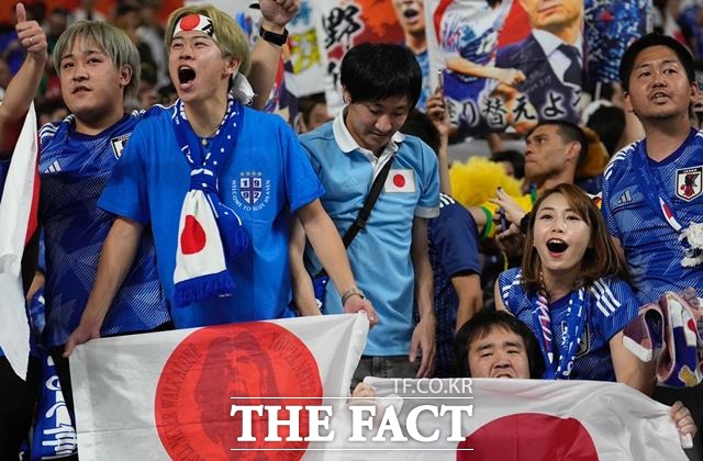 일본 축구 팬들이 마스크를 착용하지 않은 채 23일 오후 10시(한국시간) 카타르 할리파 인터내셔널 스타디움에서 열린 월드컵 E조 1차전을 관람하고 있다. /알라이얀(카타르)=AP.뉴시스
