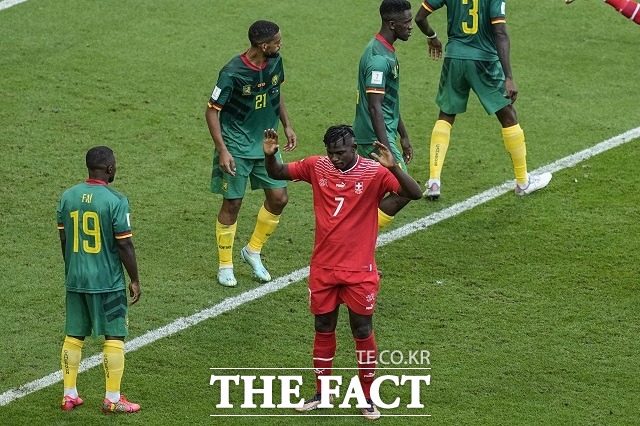 스위스의 브릴 엠볼로(7번)가 24일 카타르 알 와크라 알 자놉 스타디움에서 열린 2022 카타르 월드컵 조별리그 G조 1차전 카메룬과 경기에서 득점을 기록하고 침묵 세레모니를 하고 있다. /알 와크라(카타르)=AP.뉴시스