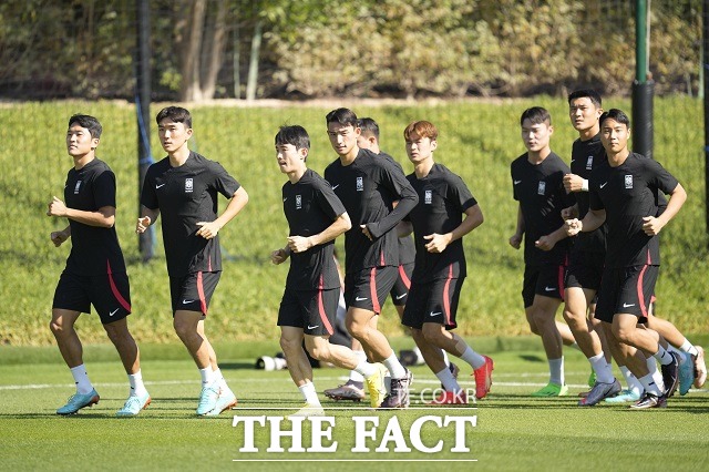 한국 대표팀이 23일 카타르 도하 알 에글라 트레이닝센터에서 24일 오후 10시 우루과이전을 앞두고 훈련을 하고 있다. /도하(카타르)AP.뉴시스