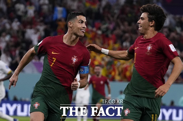 포르투갈의 호날두(왼쪽)는 25일 가나전을 통해 월드컵 5개 대회 연속골 기록을 세우면서 기록두라는 찬사를 받았다. 사진은 호날두가 25일 가나전에서 패널티킥 득점에 성공하고 펠릭스(오른쪽)와 함께 기뻐하는 모습. /도하(카타르)=AP.뉴시스