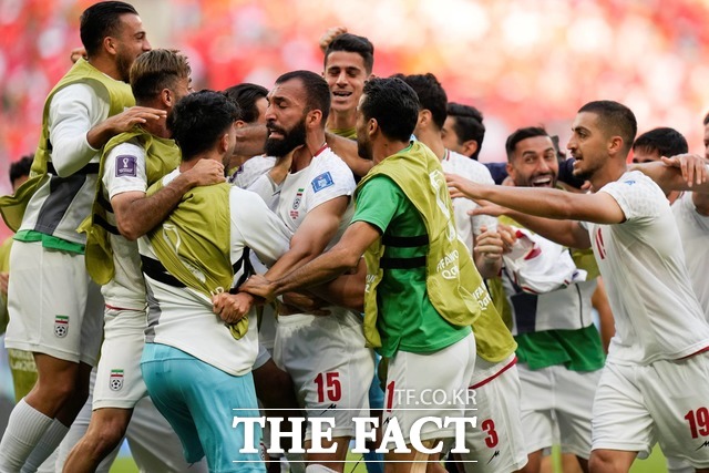 25일 웨일스와 2022 카타르 월드컵  B조 조별리그 2차전을 치른 이란 선수들이 2-0 승리가 확정되자 기뻐하고 있다. /도하(카타르)=AP.뉴시스