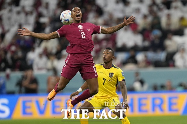 카타르 수비수 페드로 미구엘(왼쪽)이 21일 카타르 도하 알 바야트 스타디움에서 열린 2022 카타르 월드컵 조별리그 A조 1차전 경기에서 볼을 따내지 못하고 있다. /도하(카타르)=AP.뉴시스