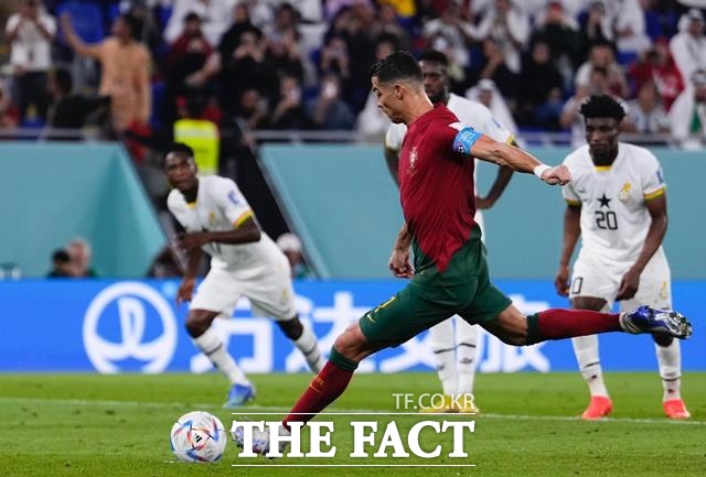 크리스티아누 호날두(37·포르투갈)가 FIFA 월드컵 역사상 처음으로 5개 대회에서 연속 득점했다. /도하(카타르)=AP.뉴시스