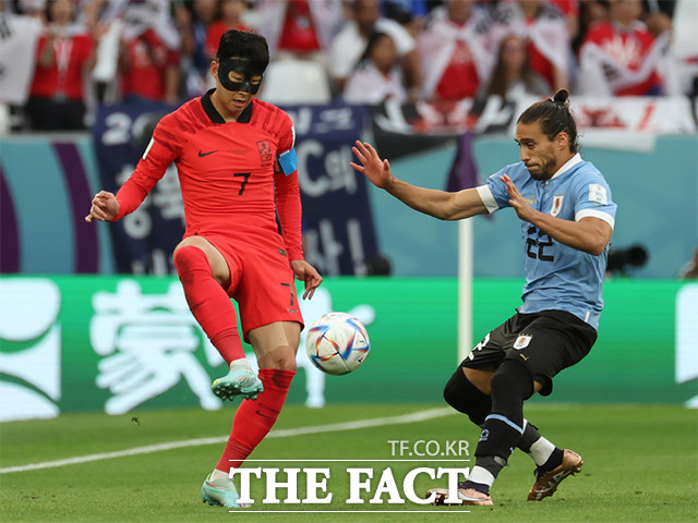 한국축구대표팀의 캡틴 손흥민(왼쪽)이 24일 2022 카타르 월드컵 H조 1차전에서 우루과이 수비수 마르틴 카세레스(35·LA 갤럭시)의 수비를 뚫고 돌파를 시도하고 있다. /알라이얀=AP.뉴시스
