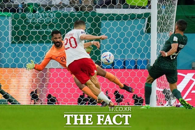 26일 카타르 알 라얀의 에듀케이션 시티 스타디움에서 열린 2022 국제축구연맹(FIFA) 카타르 월드컵 조별리그 C조 2차전에서 폴란드 대표팀의 피오트르 지엘린스키가 사우디 골문을 향해 강슛을 날리고 있다. 폴란드는 사우디를 2-0으로 제압했다./도하(카타르)=AP.뉴시스