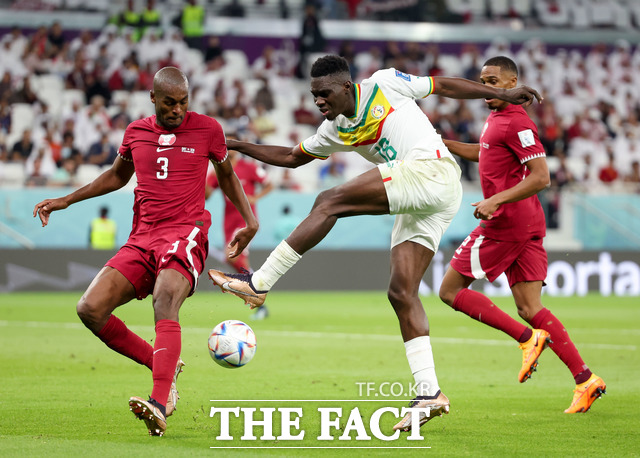 26일 카타르와 세네갈 선수들이 A조 2차전 경기에서 공을 두고 경합을 벌이고 있다. /도하(카타르)=AP.뉴시스