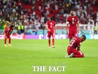  [간밤의 월드컵] '개최국' 카타르, 조기 탈락 '망신'…'잉글랜드-미국' 무승부