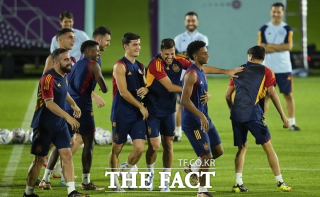 조별리그 1차전에서 코스타리카를 상대로 7-0 대승을 거둔 스페인은 독일전을 앞두고 비교적 밝은 분위기 속에서 훈련을 진행했다. /AP.뉴시스