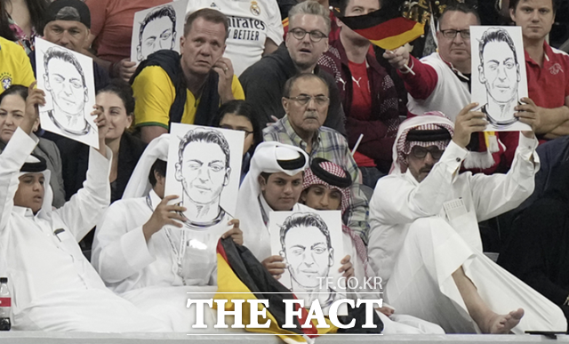 28일 오전 4시(한국 시간) 스페인과 독일의 카타르 월드컵 조별리그 E조 2차전이 열린 카타르 알라이얀의 아흐마드 빈 알리 스타디움 관중석에는 외질의 사진과 가면을 든 카타르 현지 팬들이 포착됐다. /알 코르(카타르)=AP.뉴시스