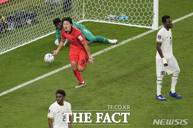 한국의 스트라이커 조규성이 28일 가나와 2022 카타르 월드컵 H조 2차전에서 후반 두 번쩨 헤더골을 터뜨린 뒤 포효하고 있다./알 라이얀(카타르)=AP.뉴시스