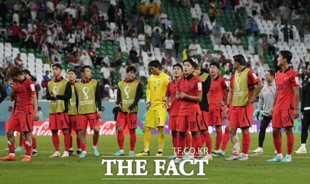 한국은 28일 카타르 알 라이얀의 에듀케이션 시티 스타디움에서 열린 2022 카타르 월드컵 조별리그 H조 2차전 가나와 경기에서 2-3으로 분패해 아쉬움을 남겼다. 승점 1점에 그친 한국은 남은 포르투갈전을 반드시 이겨야만 하는 상황에 놓이게 됐다. /알 라이얀(카타르)=AP.뉴시스