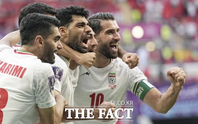히잡 의문사로 촉발된 반정부 시위에 지지 표현을 한 이란 선수들의 가족이 정부의 위협을 받고 있다. 사진은 25일 카타르 월드컵 조별리그 2차전에서 웨일스를 상대로 2-0 승리를 거둔 이란 선수들. /도하(카타르)=AP.뉴시스
