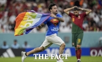  [월드컵 NOW] 경기장에 휘날리는 '무지개 깃발'… 첫 관중 난입 '소동'