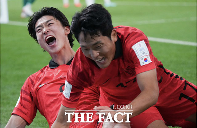 한국 대표팀의 조규성(왼쪽)이 지난 28일(한국시간) 카타르 알라이얀 에듀케이션 시티 스타디움에서 열린 가나와의 월드컵 H조 3차전에서 득점 후 기뻐하고 있다. /알라이얀(카타르)=신화.뉴시스