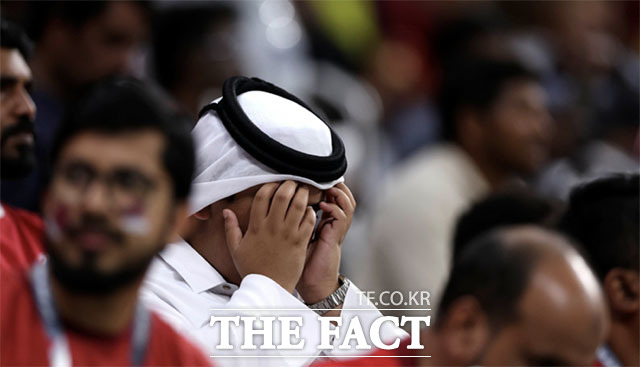 30일 오전(한국시간) 카타르 알코르 알바이트 스타디움에서 열린 네덜란드와의 A조 조별리그 3차전에서 개최국 카타르가 0-2로 패배한 후 카타르 관중이 얼굴을 감싸고 있다. /알코르(카타르)=신화.뉴시스