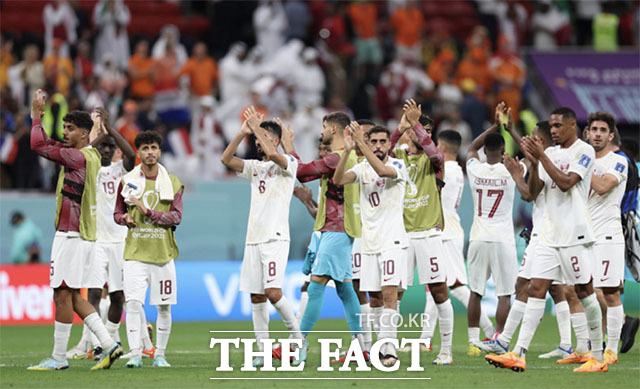카타르 대표팀 선수들이 30일 오전(한국시간) 카타르 알코르 알바이트 스타디움에서 열린 네덜란드와의 A조 조별리그 3차전에서 0-2로 패배한 후 관중들에게 인사하고 있다. /알코르(카타르)=신화.뉴시스