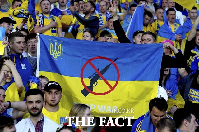우크라이나 축구팬들이 반전 현수막을 들고 지난 6월 1일(현지시간) 스코틀랜드 글래스고의 햄든 파크에서 열린 2022 FIFA 카타르 월드컵 유럽 플레이오프(PO) A조 준결승 스코틀랜드전을 응원하고 있다. /글래스고(스코틀랜드)=AP/뉴시스