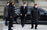  이재용 회장, 법원 출석길 날아든 달걀에 '깜짝'