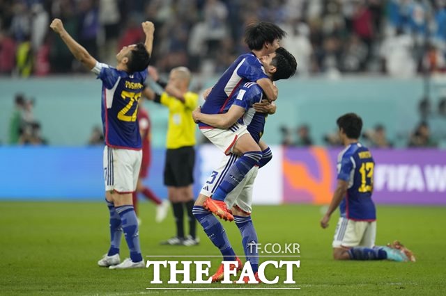일본 선수들이 2일 스페인과 2022 카타르 월드컵 E조 3차전에서 2-1 대역전승을 거두고 죽음의 조에서 1위로 16강에 진출하는 이변을 일으킨 뒤 기뻐하고 있다./도하=AP.뉴시스