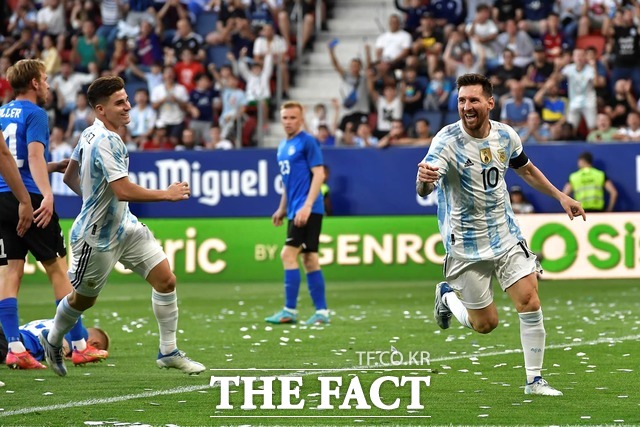 리오넬 메시가 4일 아르헨티나-호주 16강전 승리를 자축하고 있다. /도하(카타르)=AP.뉴시스
