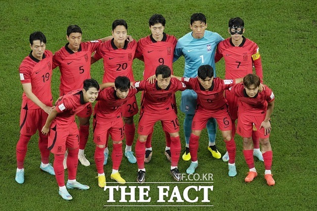 한국 카타르 월드컵 대표팀 선수들이 포르투갈과 H조 마지막 조별리그를 2-1 역전승으로 마무리한 후 기념 사진을 찍고 있다. /알라이얀(카타르)=AP.뉴시스