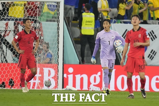 한국의 정우영, 김승규, 이재성(왼쪽부터)이 6일 카타르 도하의 974 스타디움에서 열린 브라질과 2022 카타르 월드컵 16강전에서 전반에만 4골을 허용하고 아쉬워하고 있다. /도하(카타르)=AP.뉴시스