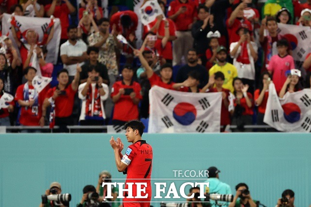 한국의 손흥민이 6일 카타르 도하의 974 스타디움에서 열린 브라질과 2022 카타르 월드컵 16강전에서 1-4로 패한 후 경기장을 찾은 팬들에게 인사하고 있다. /도하(카타르)=AP.뉴시스