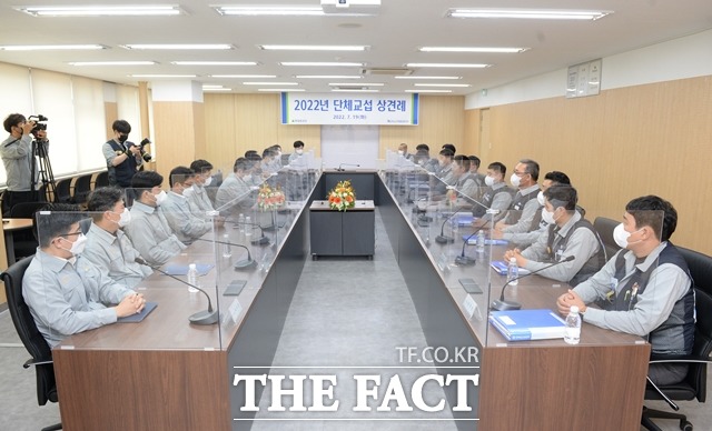 현대중공업 노사 간 임금 및 단체협약 잠정합의안이 도출됐다. 사진은 지난 7월 현대중공업 울산 본사 조선 본관 1층 교섭장에서 2022년 임단협 상견례가 열리는 모습. /뉴시스